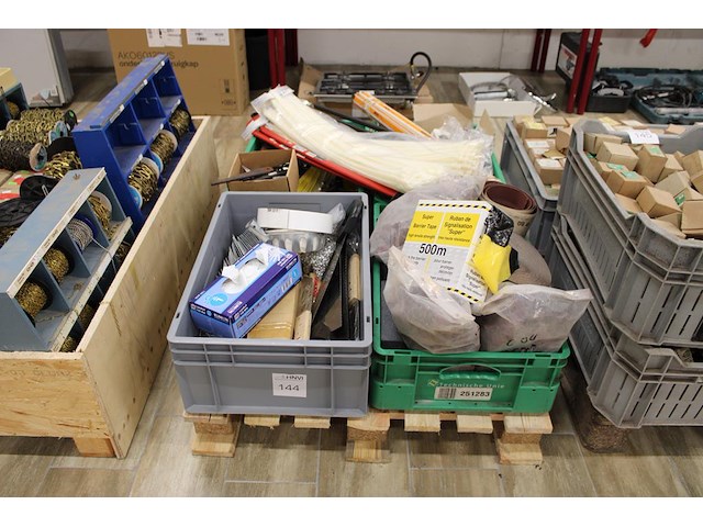 Bouw- en klusproducten w.o. spanzagen, scharen, spiraalboren, tyraps, isolatiezagen, schuurbanden, etc. op ... - afbeelding 1 van  3