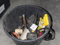 Bouw gerelateerde gereedschappen w.o. mokers, meetlint en persoonlijke beschermingsmiddelen - afbeelding 2 van  2