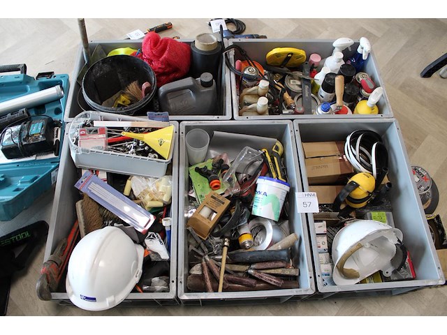 Bouw gerelateerde producten in vijf kunststof kratten w.o. handgereedschappen, bevestigingsmaterialen en sm... - afbeelding 1 van  6