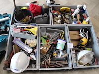 Bouw gerelateerde producten in vijf kunststof kratten w.o. handgereedschappen, bevestigingsmaterialen en sm... - afbeelding 1 van  6