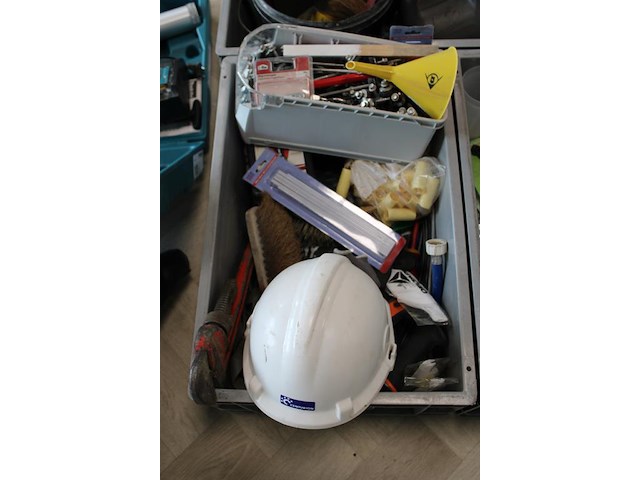 Bouw gerelateerde producten in vijf kunststof kratten w.o. handgereedschappen, bevestigingsmaterialen en sm... - afbeelding 2 van  6