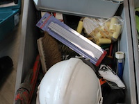 Bouw gerelateerde producten in vijf kunststof kratten w.o. handgereedschappen, bevestigingsmaterialen en sm... - afbeelding 2 van  6