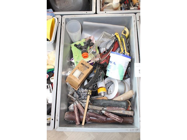 Bouw gerelateerde producten in vijf kunststof kratten w.o. handgereedschappen, bevestigingsmaterialen en sm... - afbeelding 3 van  6