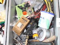 Bouw gerelateerde producten in vijf kunststof kratten w.o. handgereedschappen, bevestigingsmaterialen en sm... - afbeelding 3 van  6