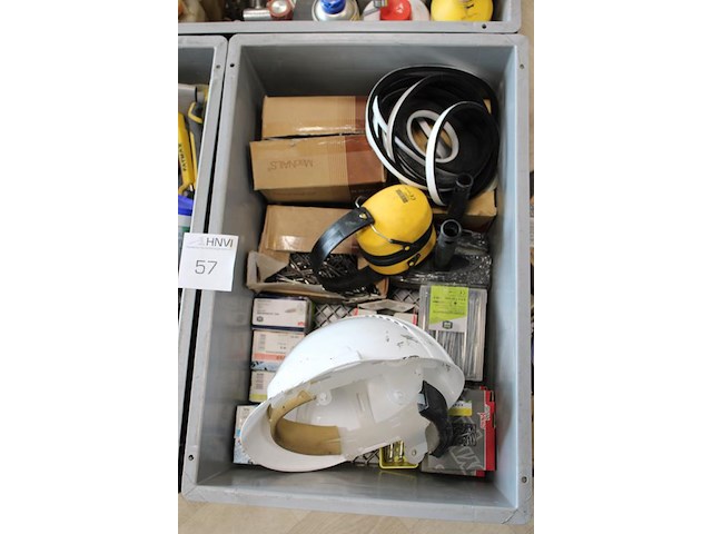 Bouw gerelateerde producten in vijf kunststof kratten w.o. handgereedschappen, bevestigingsmaterialen en sm... - afbeelding 4 van  6