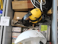 Bouw gerelateerde producten in vijf kunststof kratten w.o. handgereedschappen, bevestigingsmaterialen en sm... - afbeelding 4 van  6