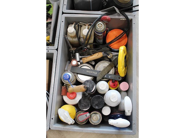 Bouw gerelateerde producten in vijf kunststof kratten w.o. handgereedschappen, bevestigingsmaterialen en sm... - afbeelding 5 van  6