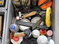 Bouw gerelateerde producten in vijf kunststof kratten w.o. handgereedschappen, bevestigingsmaterialen en sm... - afbeelding 5 van  6