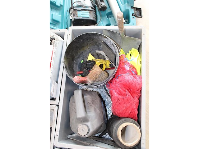 Bouw gerelateerde producten in vijf kunststof kratten w.o. handgereedschappen, bevestigingsmaterialen en sm... - afbeelding 6 van  6