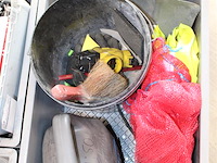 Bouw gerelateerde producten in vijf kunststof kratten w.o. handgereedschappen, bevestigingsmaterialen en sm... - afbeelding 6 van  6