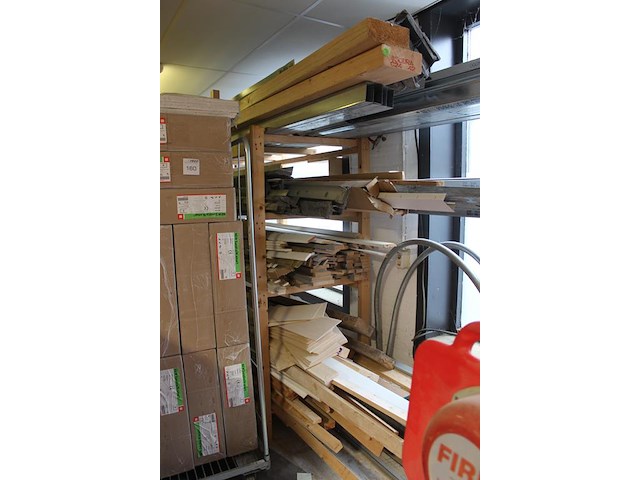 Bouw gerelateerde producten w.o.. balkhout, plinten, systeemplafond onderdelen, foliën, werkkisten, platen... - afbeelding 2 van  13