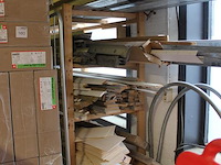 Bouw gerelateerde producten w.o.. balkhout, plinten, systeemplafond onderdelen, foliën, werkkisten, platen... - afbeelding 2 van  13