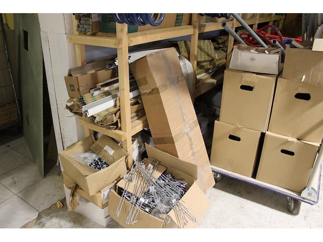 Bouw gerelateerde producten w.o.. balkhout, plinten, systeemplafond onderdelen, foliën, werkkisten, platen... - afbeelding 3 van  13