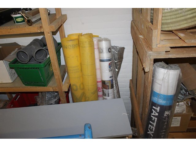 Bouw gerelateerde producten w.o.. balkhout, plinten, systeemplafond onderdelen, foliën, werkkisten, platen... - afbeelding 4 van  13