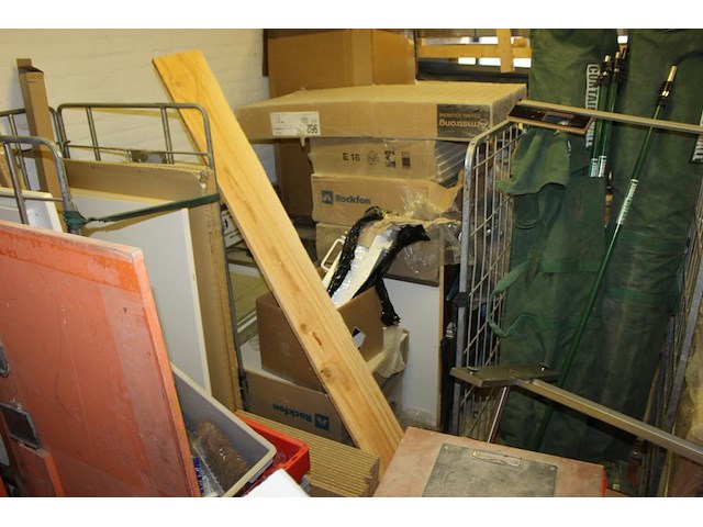 Bouw gerelateerde producten w.o.. balkhout, plinten, systeemplafond onderdelen, foliën, werkkisten, platen... - afbeelding 5 van  13