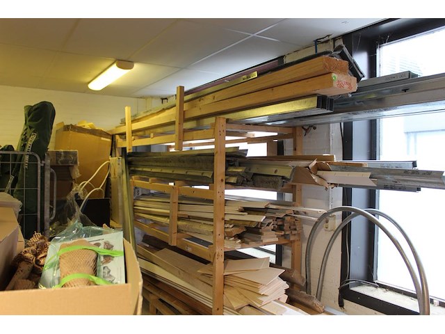 Bouw gerelateerde producten w.o.. balkhout, plinten, systeemplafond onderdelen, foliën, werkkisten, platen... - afbeelding 1 van  13