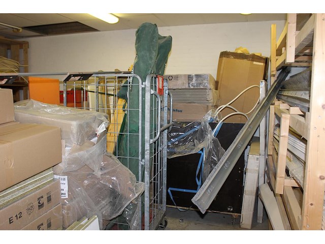 Bouw gerelateerde producten w.o.. balkhout, plinten, systeemplafond onderdelen, foliën, werkkisten, platen... - afbeelding 6 van  13