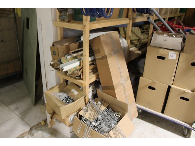 Bouw gerelateerde producten w.o.. balkhout, plinten, systeemplafond onderdelen, foliën, werkkisten, platen... - afbeelding 8 van  13