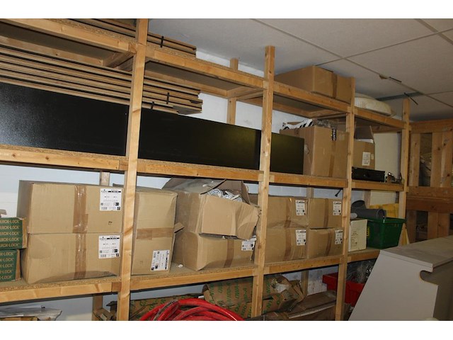 Bouw gerelateerde producten w.o.. balkhout, plinten, systeemplafond onderdelen, foliën, werkkisten, platen... - afbeelding 9 van  13