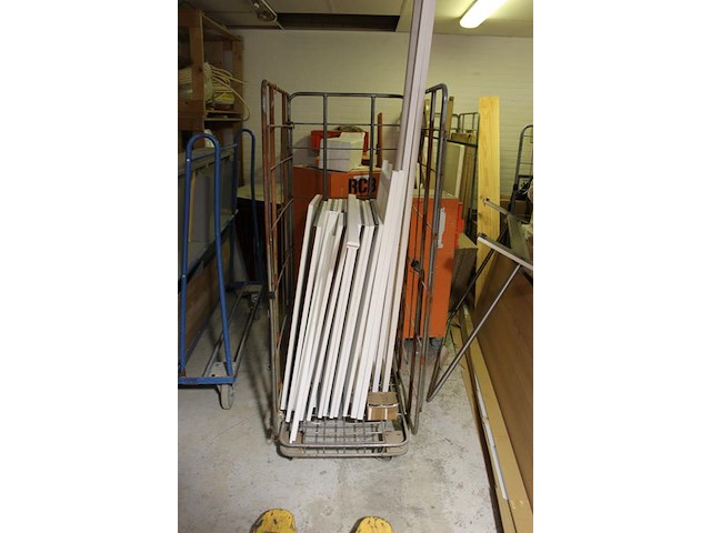 Bouw gerelateerde producten w.o.. balkhout, plinten, systeemplafond onderdelen, foliën, werkkisten, platen... - afbeelding 10 van  13