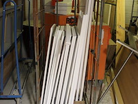 Bouw gerelateerde producten w.o.. balkhout, plinten, systeemplafond onderdelen, foliën, werkkisten, platen... - afbeelding 10 van  13