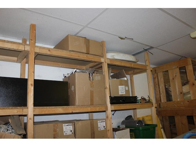 Bouw gerelateerde producten w.o.. balkhout, plinten, systeemplafond onderdelen, foliën, werkkisten, platen... - afbeelding 11 van  13