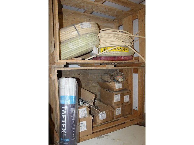 Bouw gerelateerde producten w.o.. balkhout, plinten, systeemplafond onderdelen, foliën, werkkisten, platen... - afbeelding 12 van  13