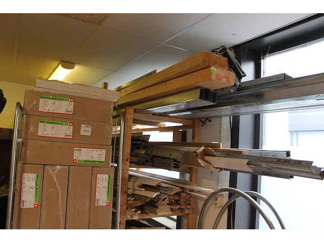 Bouw gerelateerde producten w.o.. balkhout, plinten, systeemplafond onderdelen, foliën, werkkisten, platen... - afbeelding 13 van  13
