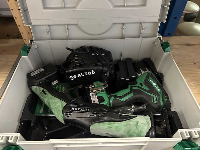 Bouwgereedschap in koffer met accu en lader hitachi - afbeelding 2 van  6