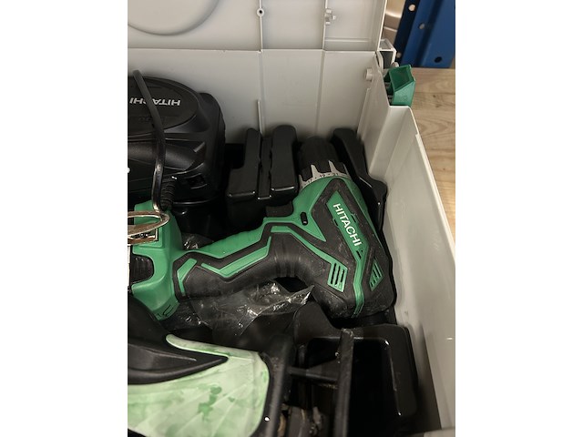 Bouwgereedschap in koffer met accu en lader hitachi - afbeelding 4 van  6