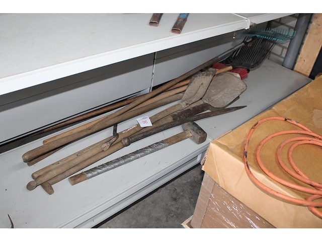 Bouwgereedschappen w.o. batsen, harken, stootijzer en moker - afbeelding 1 van  2
