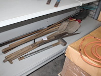 Bouwgereedschappen w.o. batsen, harken, stootijzer en moker - afbeelding 1 van  2