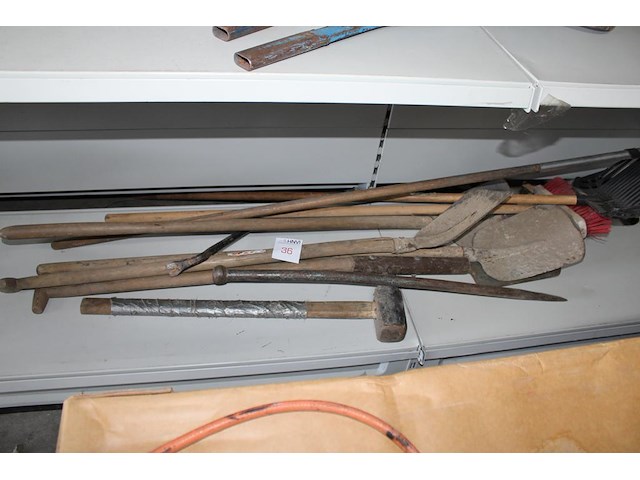 Bouwgereedschappen w.o. batsen, harken, stootijzer en moker - afbeelding 2 van  2