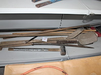 Bouwgereedschappen w.o. batsen, harken, stootijzer en moker - afbeelding 2 van  2