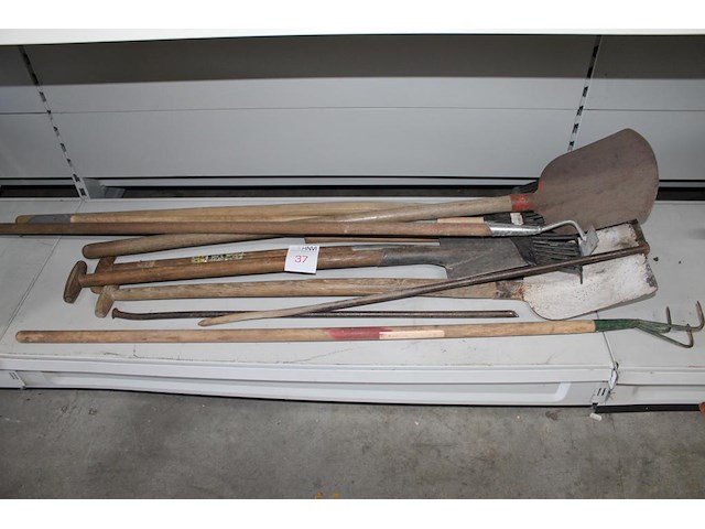 Bouwgereedschappen w.o. batsen, harken, stootijzer en moker - afbeelding 1 van  2