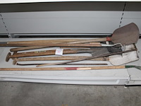 Bouwgereedschappen w.o. batsen, harken, stootijzer en moker - afbeelding 1 van  2
