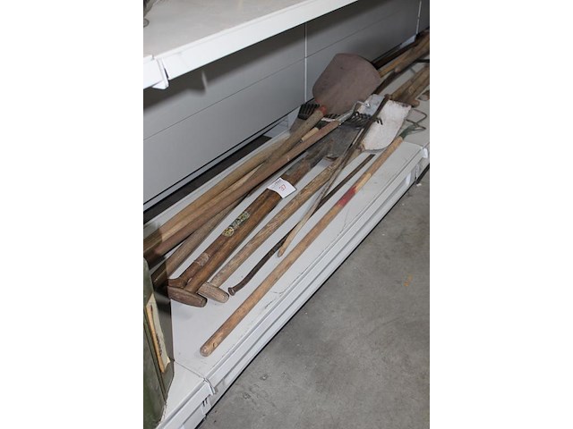 Bouwgereedschappen w.o. batsen, harken, stootijzer en moker - afbeelding 2 van  2