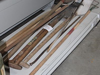 Bouwgereedschappen w.o. batsen, harken, stootijzer en moker - afbeelding 2 van  2