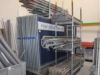 Bouwhekken en voeten in rek voorzien van heftruck lepelgaten. 30 hekken en 26 voeten. bouwhekken zijn voorz... - afbeelding 1 van  4