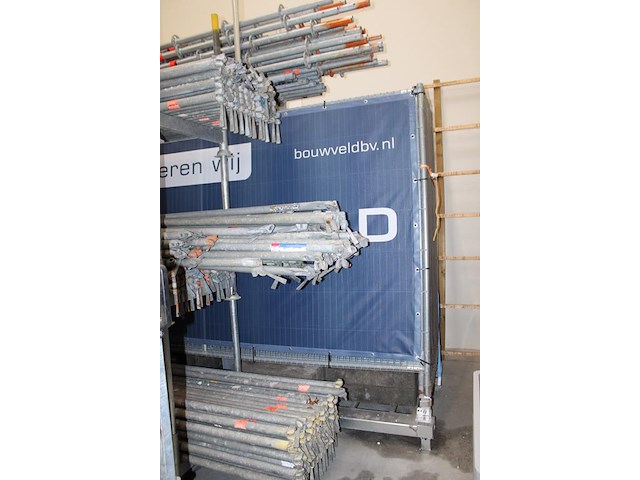 Bouwhekken en voeten in rek voorzien van heftruck lepelgaten. 30 hekken en 26 voeten. bouwhekken zijn voorz... - afbeelding 2 van  4