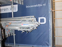Bouwhekken en voeten in rek voorzien van heftruck lepelgaten. 30 hekken en 26 voeten. bouwhekken zijn voorz... - afbeelding 2 van  4
