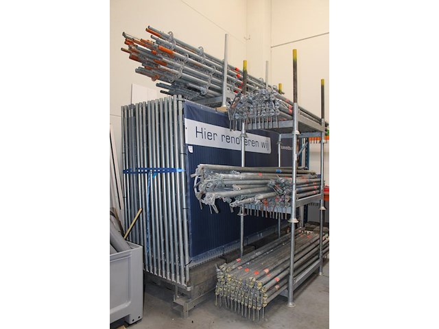 Bouwhekken en voeten in rek voorzien van heftruck lepelgaten. 30 hekken en 26 voeten. bouwhekken zijn voorz... - afbeelding 3 van  4