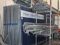 Bouwhekken en voeten in rek voorzien van heftruck lepelgaten. 30 hekken en 26 voeten. bouwhekken zijn voorz... - afbeelding 3 van  4