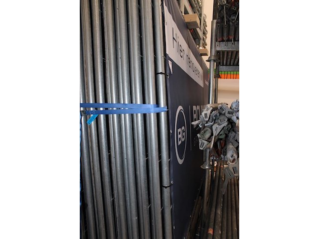 Bouwhekken en voeten in rek voorzien van heftruck lepelgaten. 30 hekken en 26 voeten. bouwhekken zijn voorz... - afbeelding 4 van  4