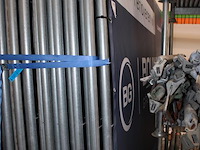 Bouwhekken en voeten in rek voorzien van heftruck lepelgaten. 30 hekken en 26 voeten. bouwhekken zijn voorz... - afbeelding 4 van  4