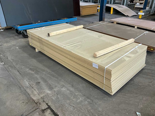 Bouwhout - mdf vochtwerend 9x1220x2440 mm (40x) - afbeelding 1 van  7