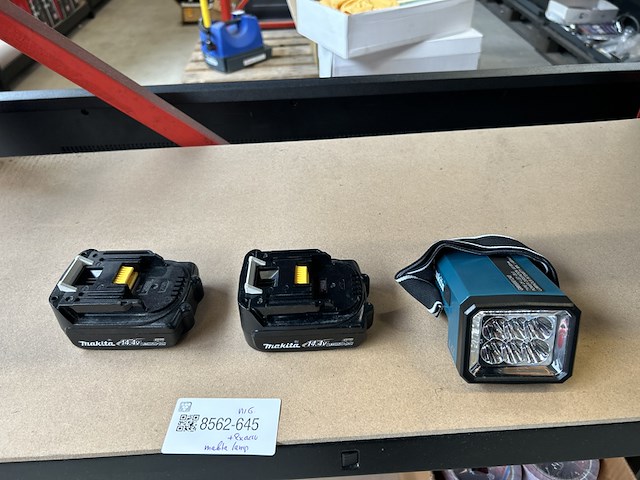Bouwlamp en 2x accu, makita - afbeelding 1 van  4