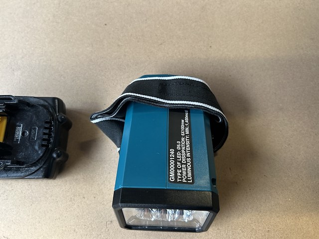 Bouwlamp en 2x accu, makita - afbeelding 3 van  4