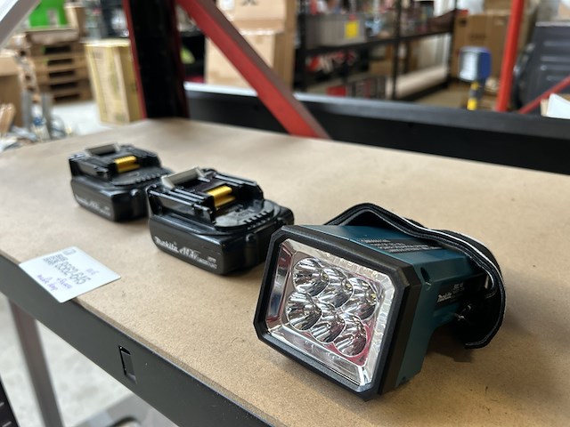 Bouwlamp en 2x accu, makita - afbeelding 4 van  4