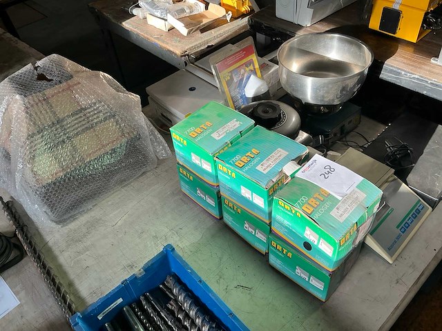 Bouwlamp en divers - afbeelding 1 van  9